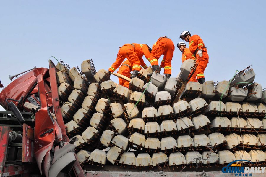 滬昆高速貴州境內12車連環相撞 多人死傷