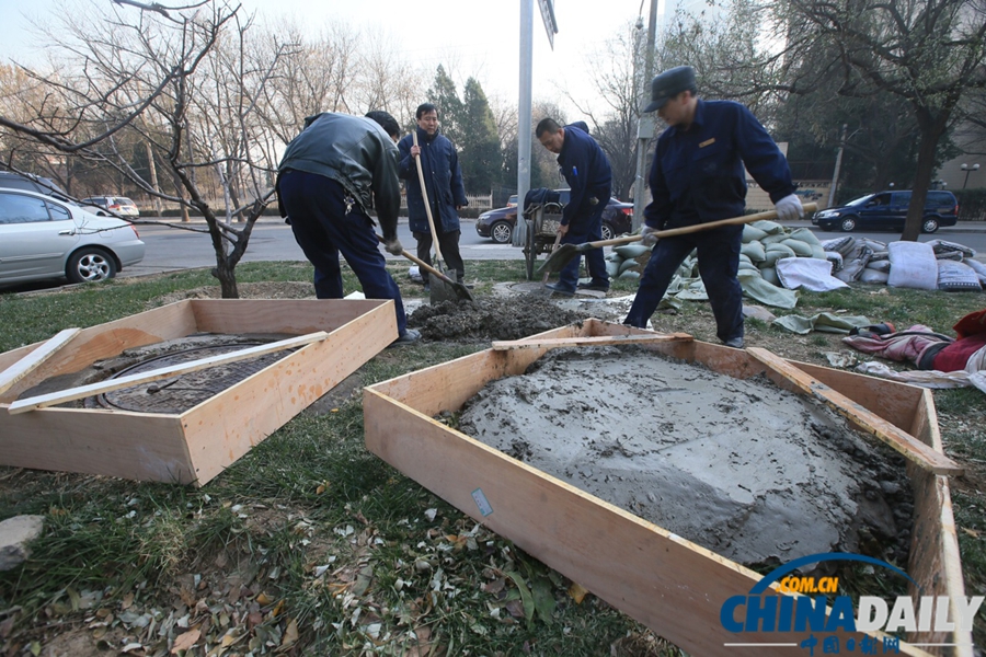 北京執(zhí)法人員對多處井底“蝸居地”封井