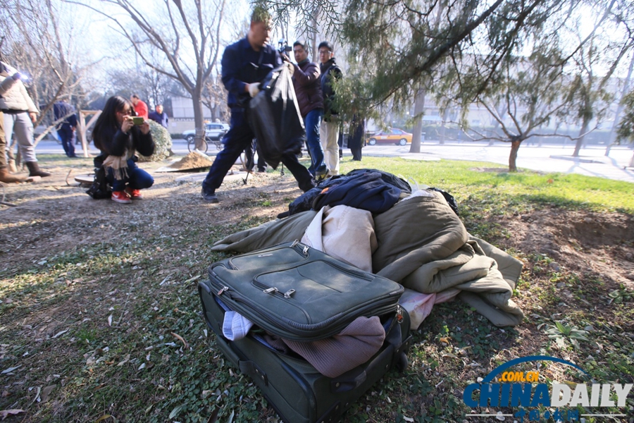 北京執法人員對多處井底“蝸居地”封井
