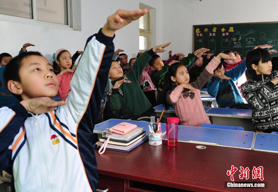 霧霾頻頻來襲 河北一小學獨創“防霾”武術健身操