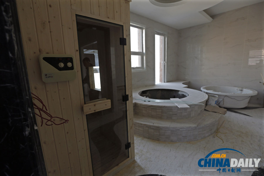 武漢一高層業主打穿樓頂建“復式豪宅”被城管拆除