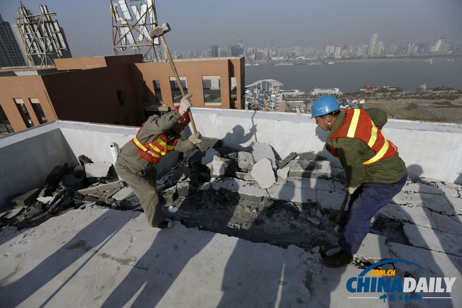 武漢一高層業主打穿樓頂建“復式豪宅”被城管拆除