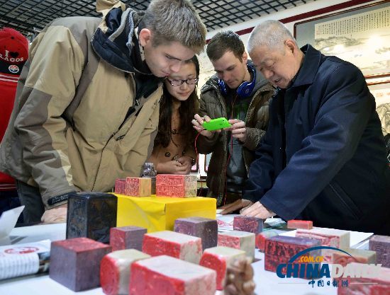 古稀老人舉辦“最愛秦皇島”國畫藝術展(組圖)