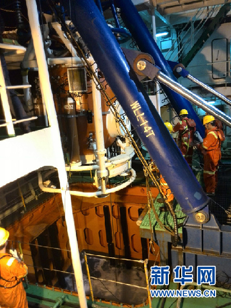 中國(guó)首次人工潛入300米深海“龍宮”探摸成功