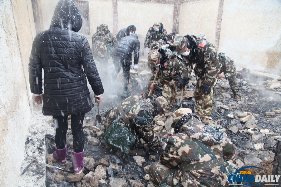 香格里拉大火次日 民眾返回災(zāi)區(qū)尋找遺落物品