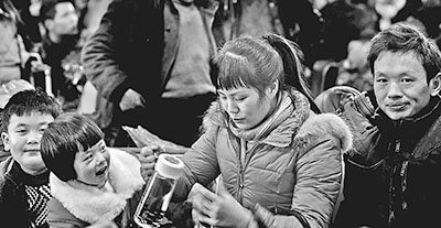 千辛萬苦也要向著家的方向進發 城鄉間遷徙的年輕人