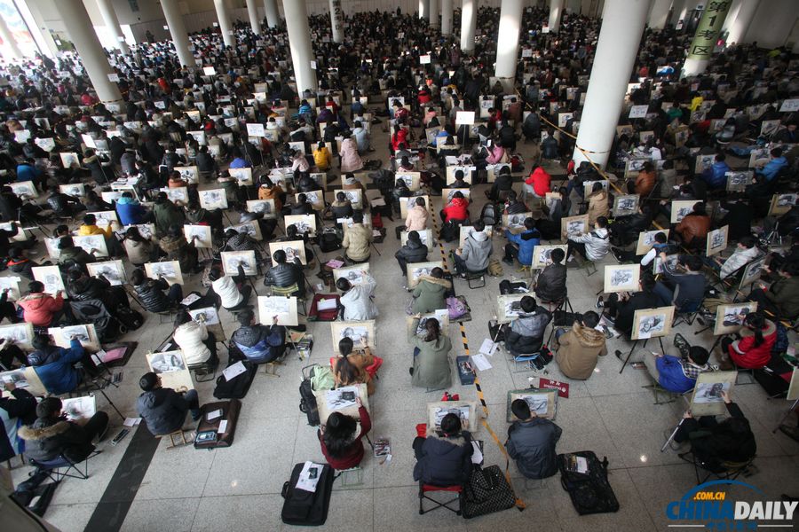 “巨無霸”考場8000余名藝考生同場競藝