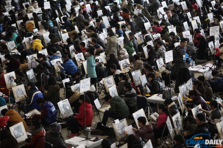 “巨無(wú)霸”考場(chǎng)8000余名藝考生同場(chǎng)競(jìng)藝