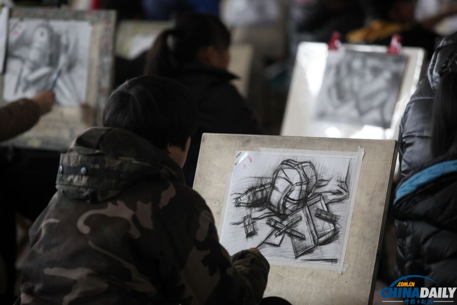 “巨無霸”考場8000余名藝考生同場競藝