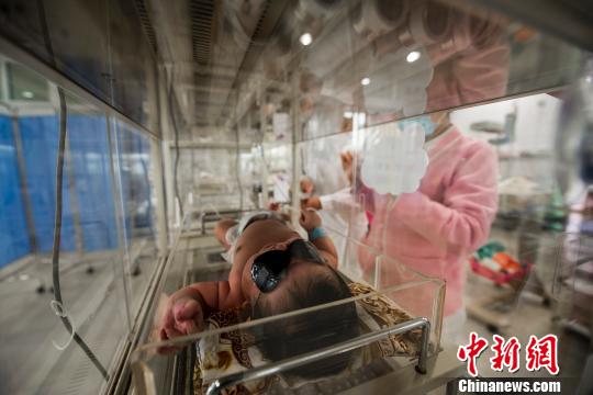 女子剖腹產生下14斤男嬰 三人一起拉才拿出嬰兒