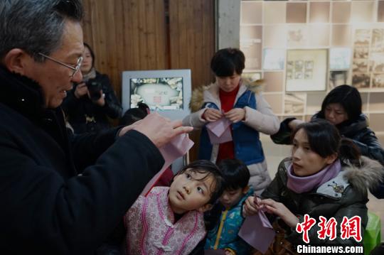 剪紙大師談傳統工美傳承:培養興趣從娃娃抓起