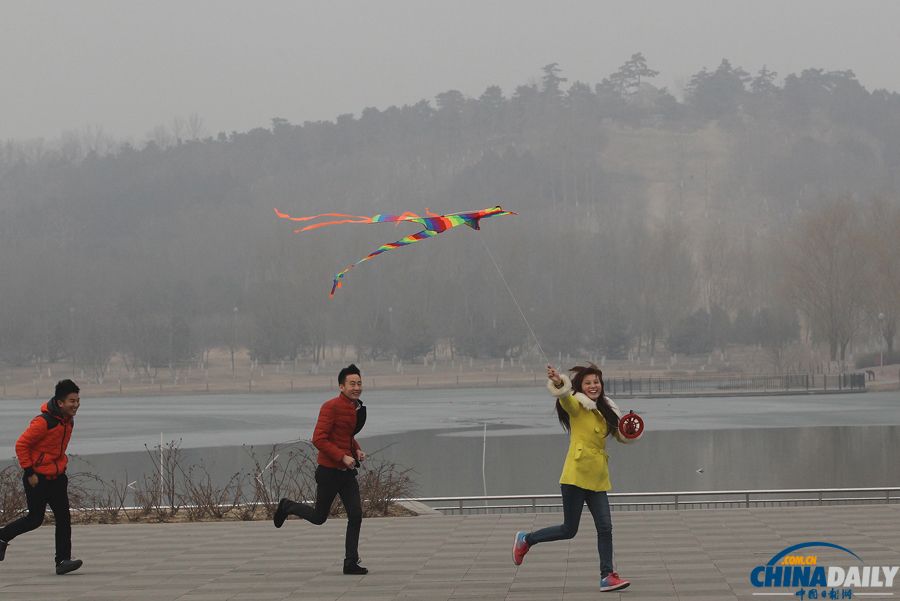 北京霧霾頑固不散 市民戴口罩戶外健身