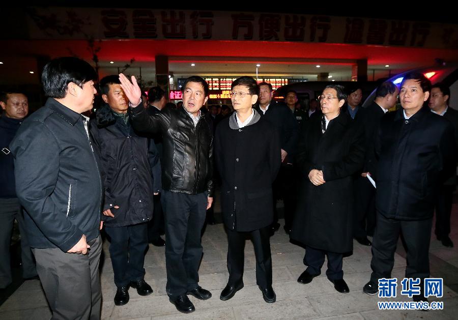 孟建柱在昆明指導(dǎo)“3·01”嚴(yán)重暴力恐怖事件　看望慰問受傷群眾和遇難者家屬