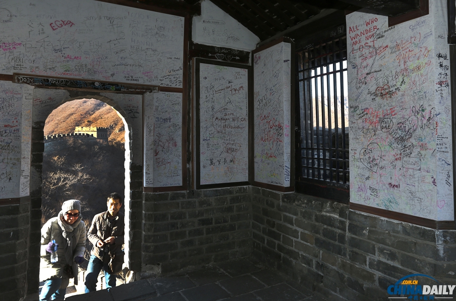 慕田峪長城專設“涂鴉區(qū)” 游客可自由涂寫留名