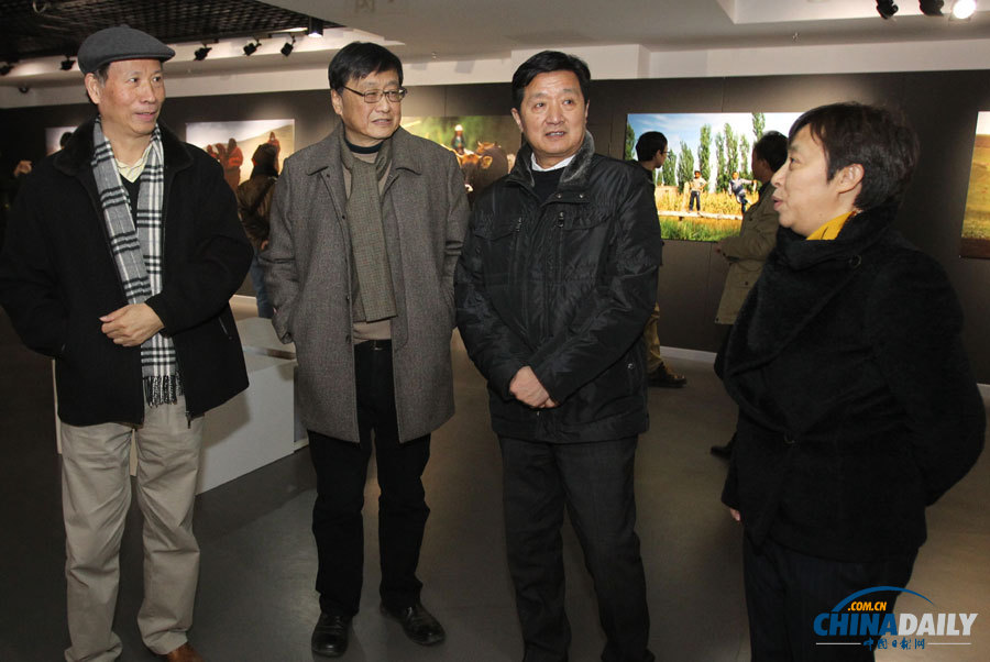 “王文瀾與北影學(xué)生的影像對(duì)話”攝影展在京開幕