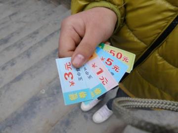 四川一學校困難學生補助變飯票，想吃小炒要拿鈔票（圖）