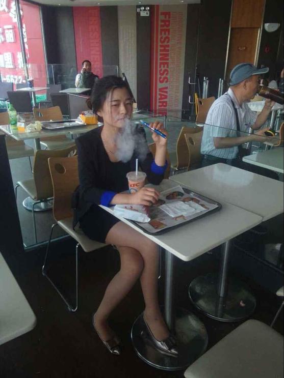 世界無煙日，鄭州一美女在肯德基抽煙思雷電子煙