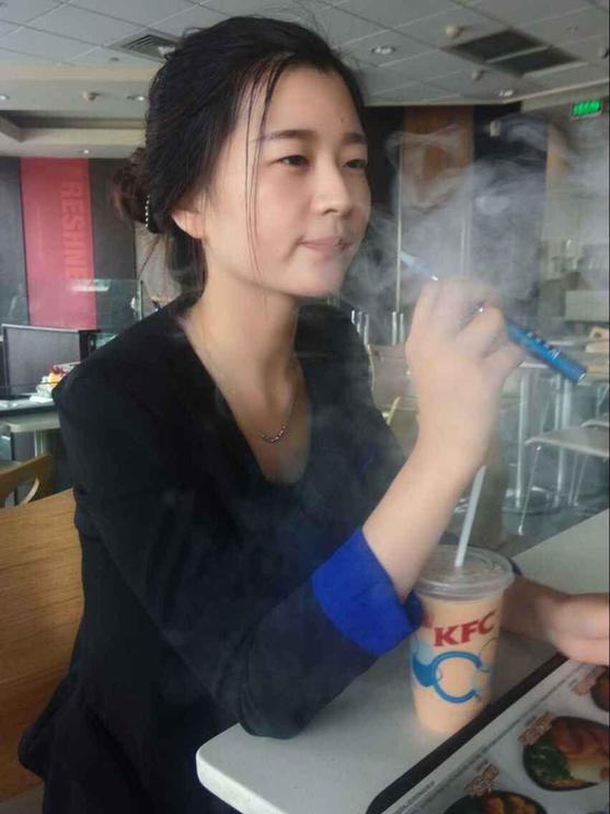 世界無煙日，鄭州一美女在肯德基抽煙思雷電子煙