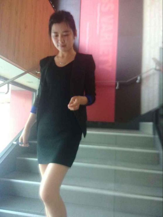 世界無煙日，鄭州一美女在肯德基抽煙思雷電子煙