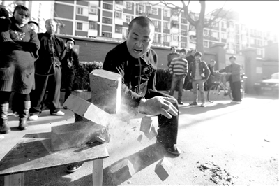 高中生拜師保安隊(duì)長學(xué)“鐵砂掌”（圖）