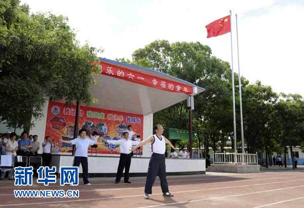 總理和小學生一起上體育課