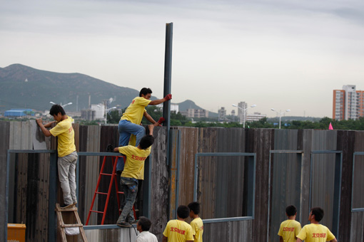 北京房山最大災(zāi)民安置點(diǎn)建設(shè)安置房加速