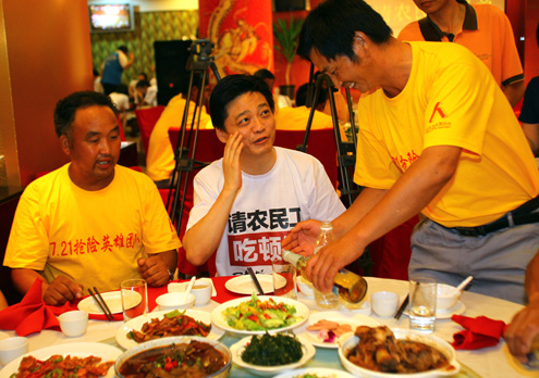 崔永元請7·21暴雨救人農(nóng)民工吃飯