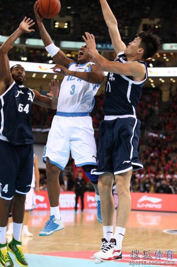 老馬32+8力壓阿聯(lián)29+11 北京揭幕戰(zhàn)14分勝?gòu)V東