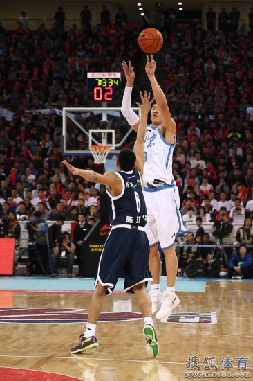 老馬32+8力壓阿聯29+11 北京揭幕戰14分勝廣東