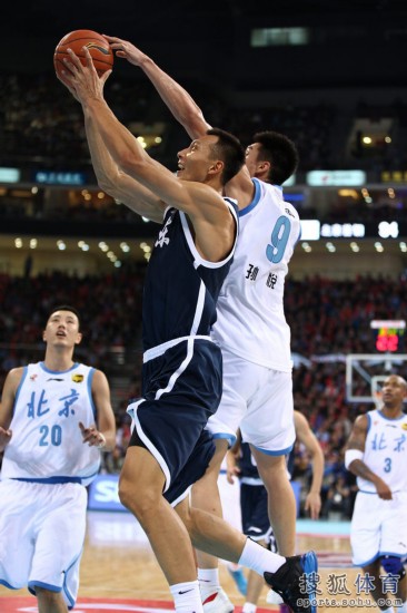 老馬32+8力壓阿聯(lián)29+11 北京揭幕戰(zhàn)14分勝?gòu)V東