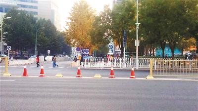 黑色轎車失控撞長(zhǎng)安街上黃金護(hù)欄 車頭損壞嚴(yán)重