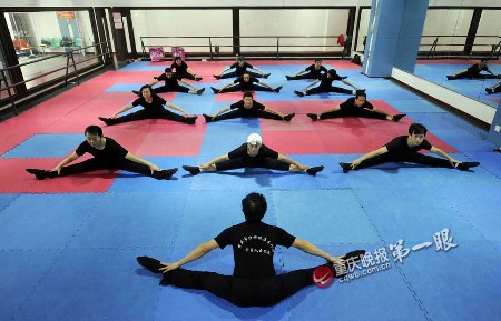 一群老男人天天舞《青春》生活同樣精彩