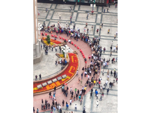 重慶一公司讓員工繞解放碑爬行 稱系抗壓課程