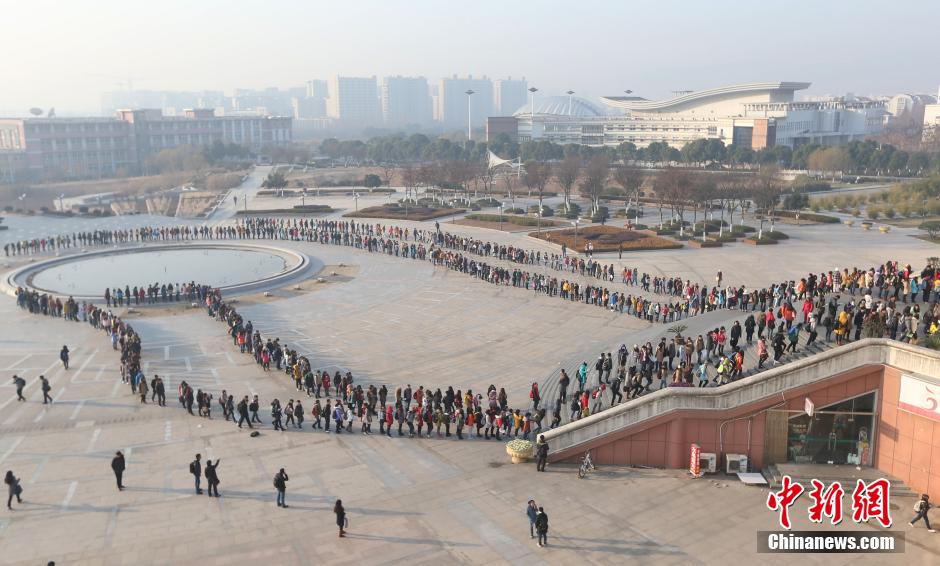 南京一高校大學生排隊上圖書館 場面堪比春運