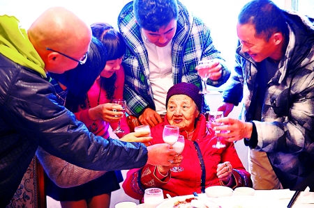 重慶一長(zhǎng)壽婆婆喜迎107歲生日 睡前泡腳成為長(zhǎng)壽秘訣