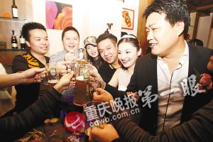 兩個80后房地產(chǎn)高管結(jié)婚 婚宴無飯無菜只有酒