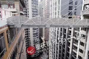 3D魔幻城 重慶嘉濱路上一幢高樓搭建空中連廊通解放碑