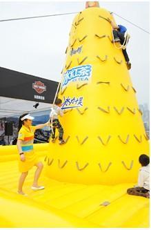 2013年重慶馬拉松賽鳴槍 康師傅礦物質水為選手“加油”