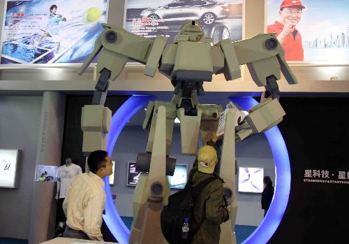 巨高“制鞋機(jī)器人”吸引眼球 成鞋博會明星