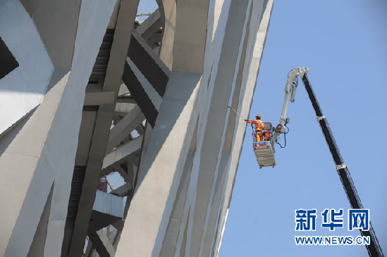 價值400萬元 長臂“蜘蛛車”清洗鳥巢(圖)