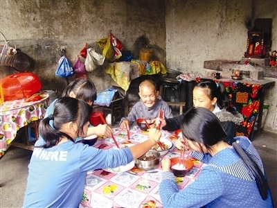 19年龍巖老太靠乞討養活4個棄嬰