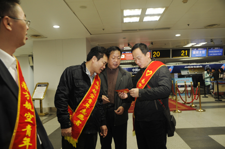 海南迎來春運第二輪高峰 志愿者協助旅客登機