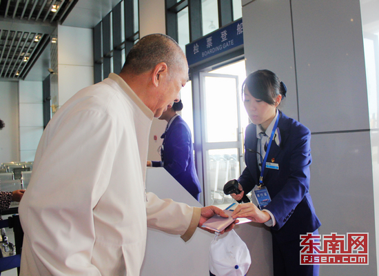 海峽號(hào)迎首個(gè)火車旅游專列 乘客開(kāi)啟海景之旅