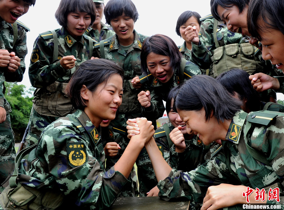 福建新“警花”接受訓(xùn)練 曾參加世界小姐比賽