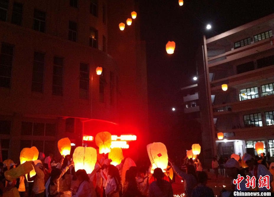 一方有難八方支援 福建各地向雅安地震災(zāi)區(qū)捐款(組圖)