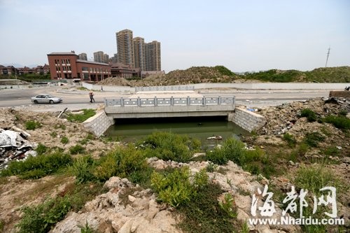 金山流花溪被渣土截斷 中下游河道塞滿了水浮蓮和垃圾