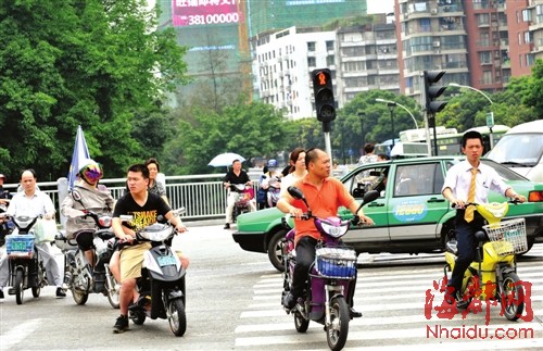 福州不少市民理直氣壯闖紅燈：等警察罰款再說(組圖)