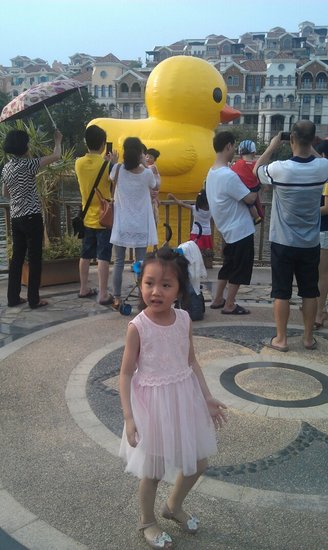 泉州鯉湖現15米高“大黃鴨” 市民紛紛拍照留戀