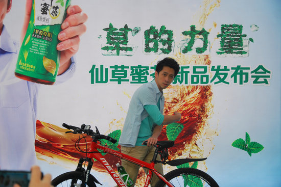 陳漢典來廈出席代言 模仿康永小S稱計劃出片