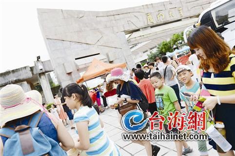 廈大迎新新生與其家屬準入 眾游客校門口“認親”